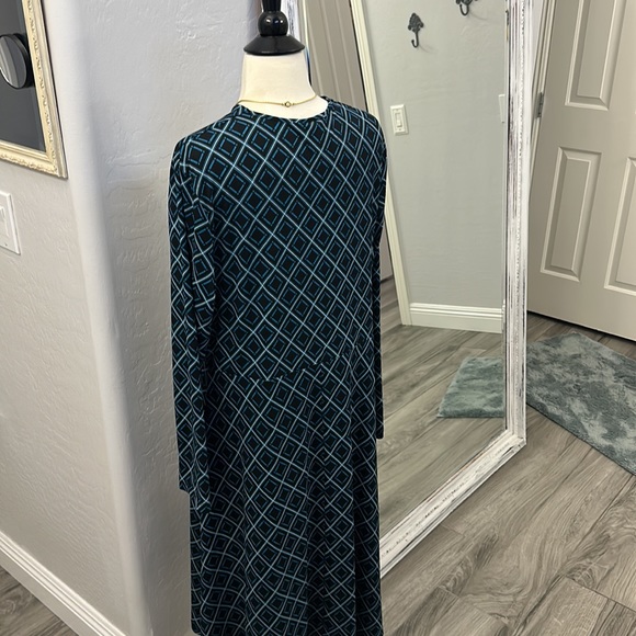 Beautiful blue black print loose fitting stretch dress from Target - Picture 7 of 11